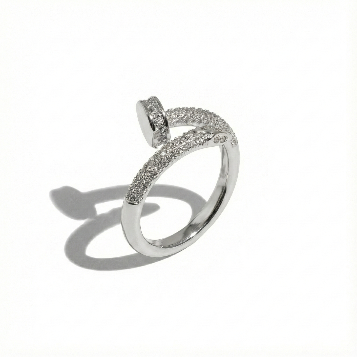 טבעת מסמר משובץ