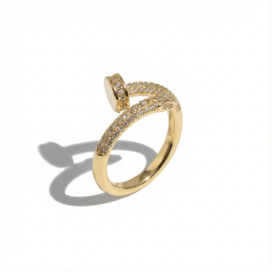 טבעת מסמר משובץ